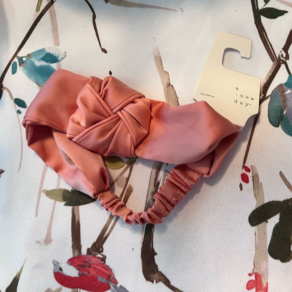 Beautiful coral bandeau headband, NWT! Cute knotted style.
